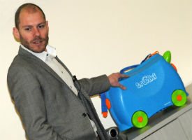 Trunki Designer Rob Law With Trunki WEB (2)
