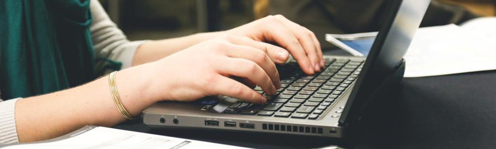 female hands using a leptop